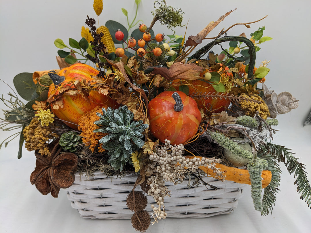 Herbstgesteck Kürbis Gräser orange