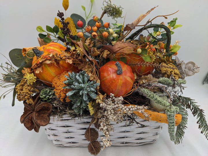 Herbstgesteck Kürbis Gräser orange