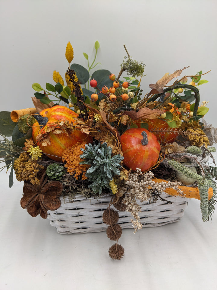 Herbstgesteck Kürbis Gräser orange