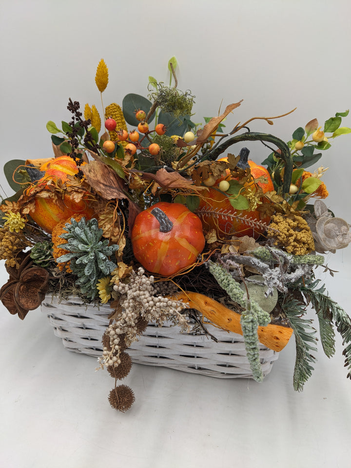 Herbstgesteck Kürbis Gräser orange
