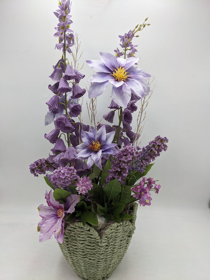 Sommergesteck Flieder Clematis Schnecke lila