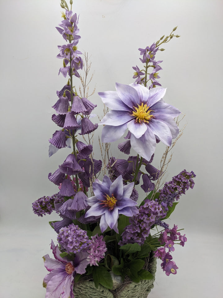 Sommergesteck Flieder Clematis Schnecke lila