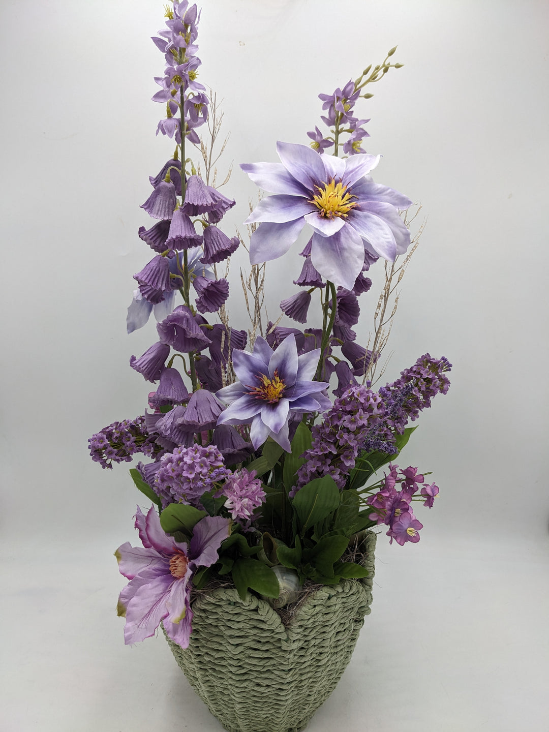 Sommergesteck Flieder Clematis Schnecke lila