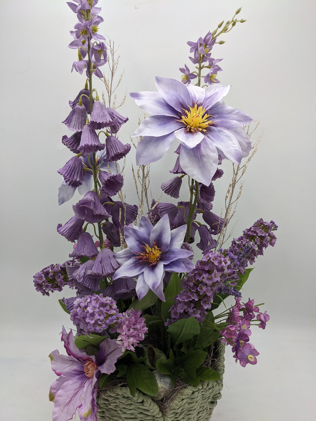Sommergesteck Flieder Clematis Schnecke lila