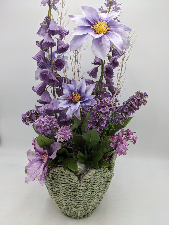 Sommergesteck Flieder Clematis Schnecke lila