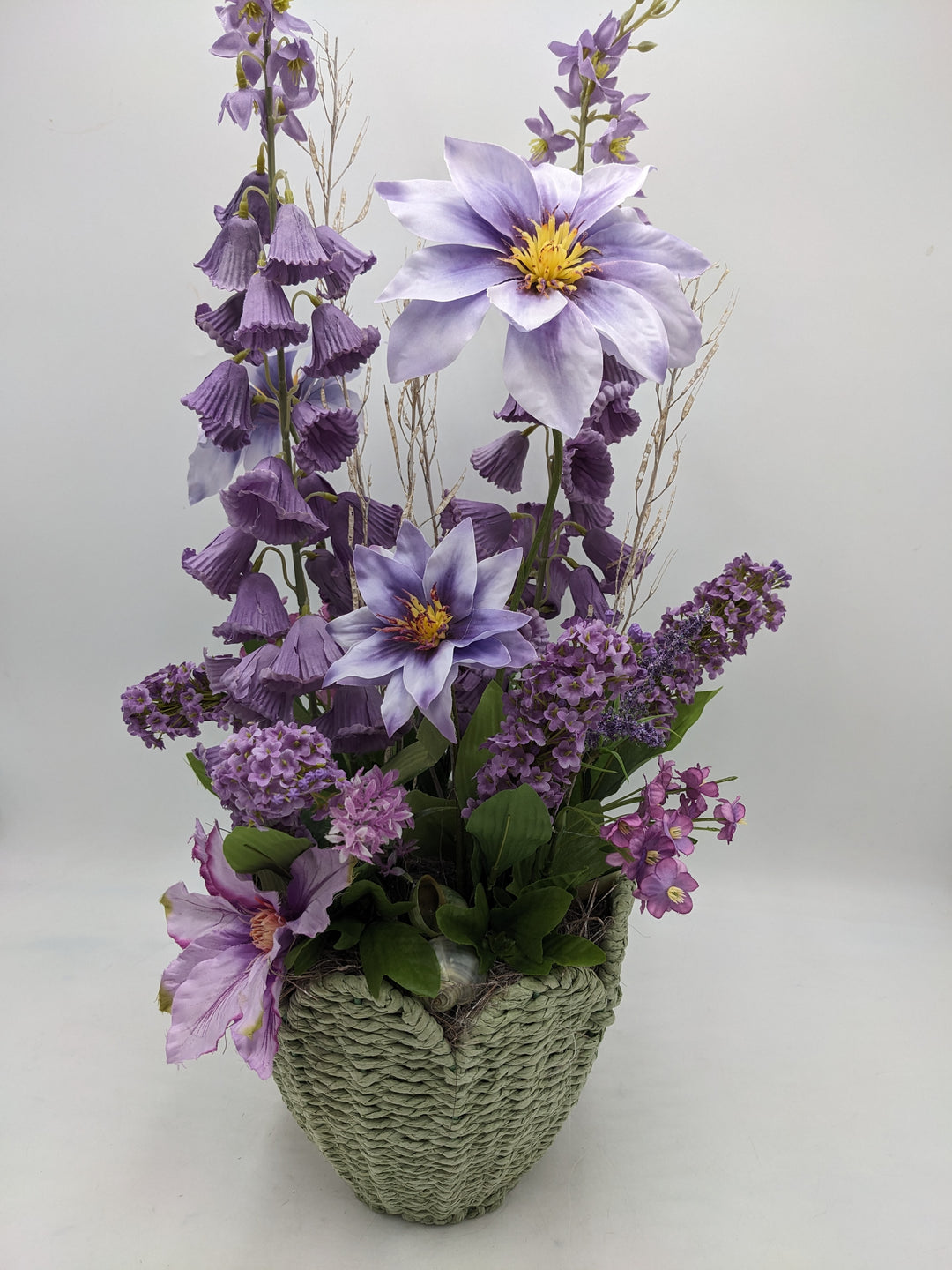 Sommergesteck Flieder Clematis Schnecke lila