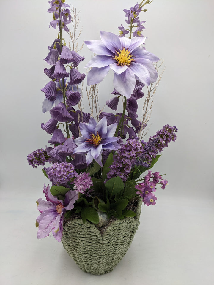 Sommergesteck Flieder Clematis Schnecke lila