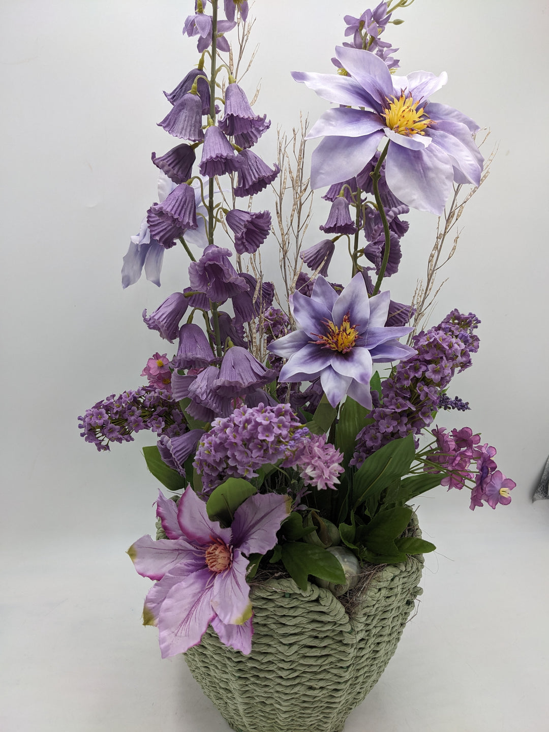 Sommergesteck Flieder Clematis Schnecke lila