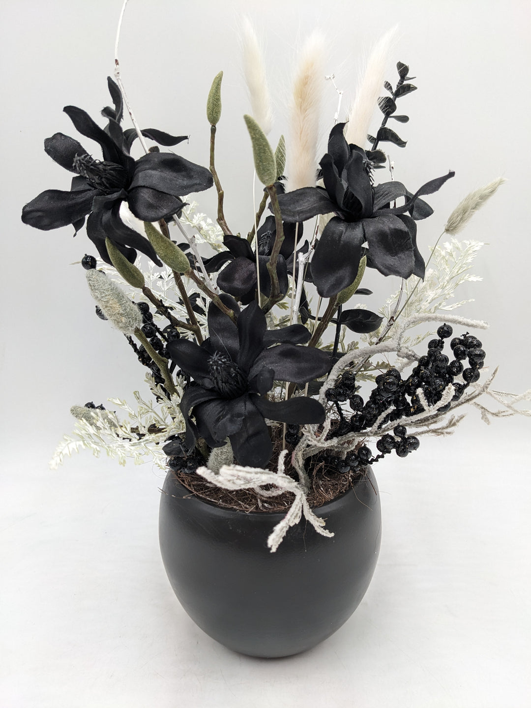 Sommergesteck Magnolie Gräser Beeren schwarz