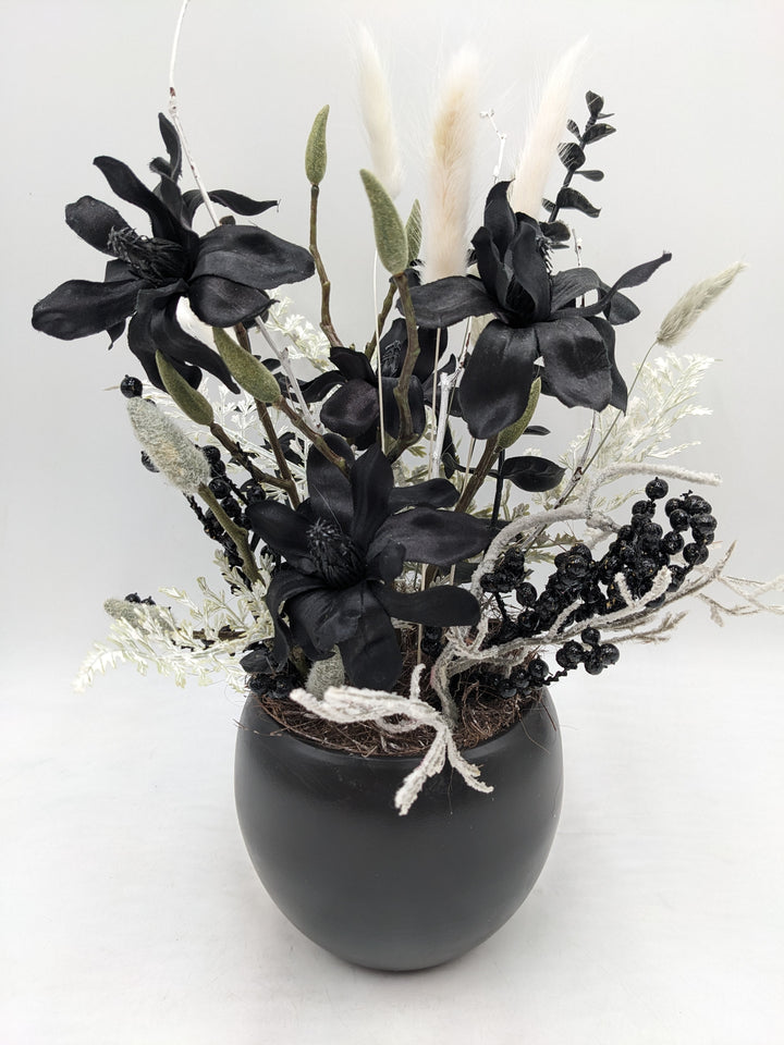 Sommergesteck Magnolie Gräser Beeren schwarz