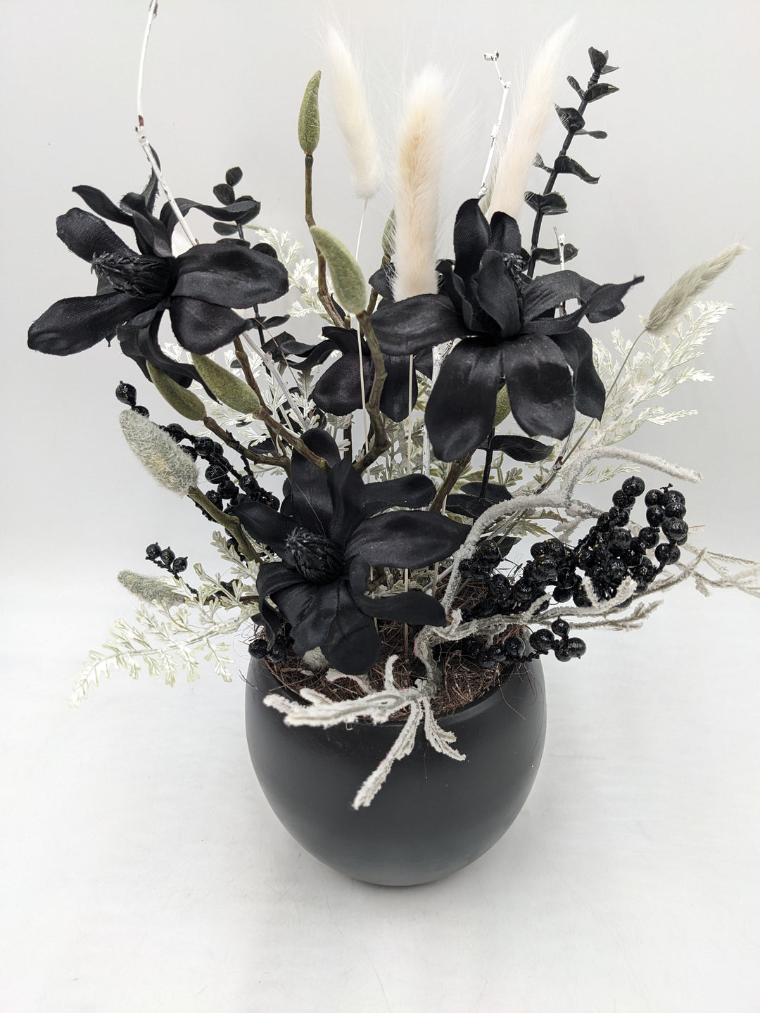 Sommergesteck Magnolie Gräser Beeren schwarz