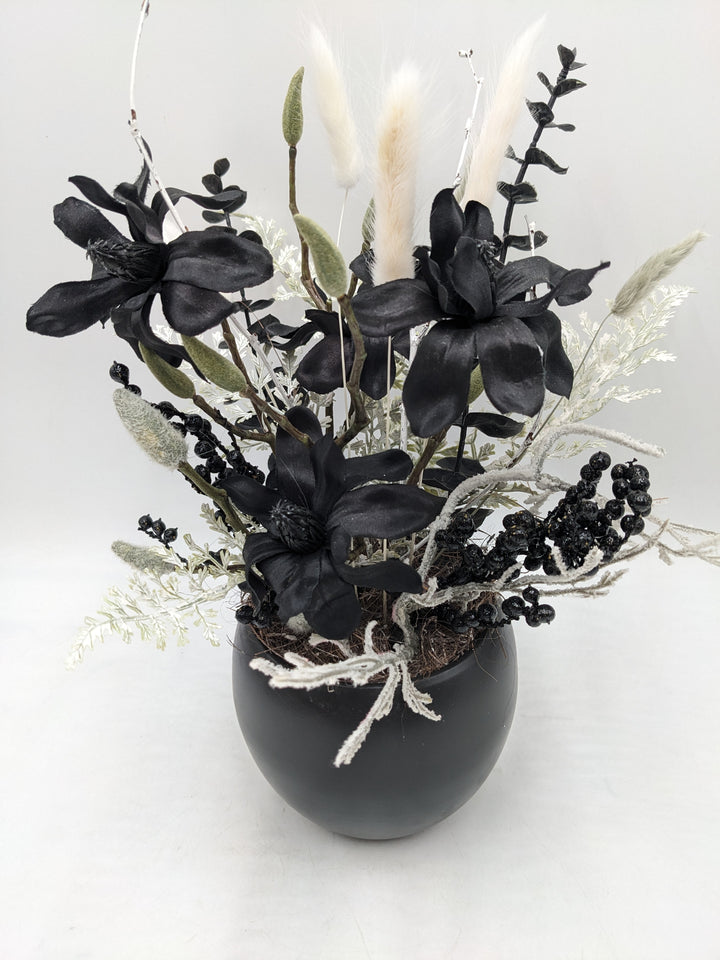Sommergesteck Magnolie Gräser Beeren schwarz