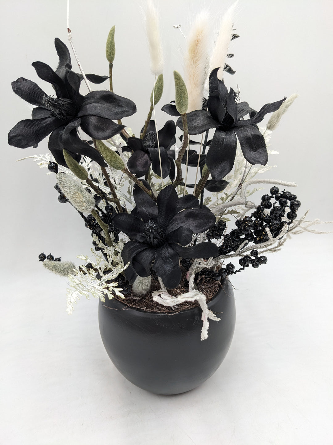Sommergesteck Magnolie Gräser Beeren schwarz