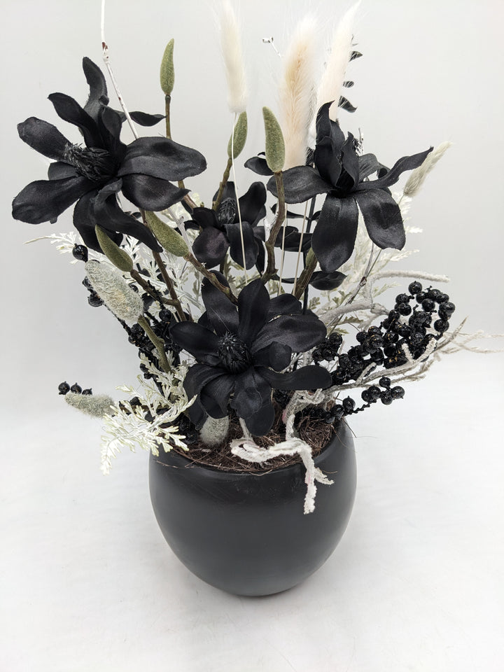 Sommergesteck Magnolie Gräser Beeren schwarz