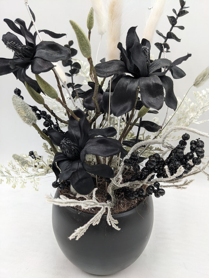 Sommergesteck Magnolie Gräser Beeren schwarz