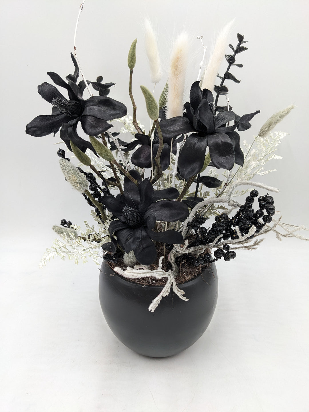Sommergesteck Magnolie Gräser Beeren schwarz