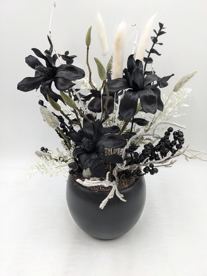 Sommergesteck Magnolie Gräser Beeren schwarz