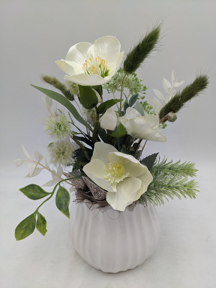 Frühlingsgesteck Christrose Gräser weiss