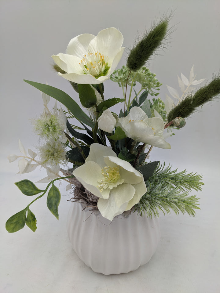 Frühlingsgesteck Christrose Gräser weiss