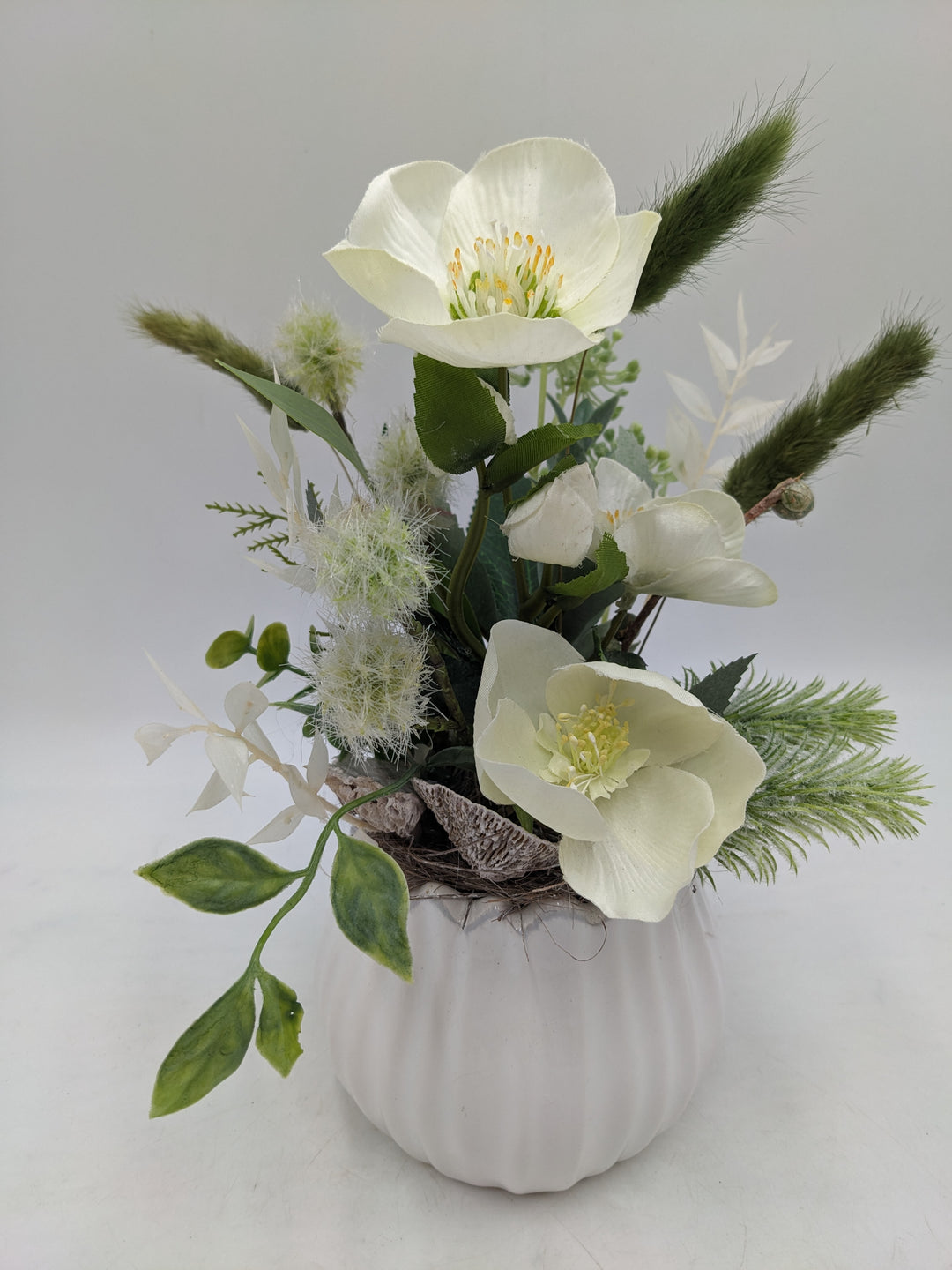 Frühlingsgesteck Christrose Gräser weiss