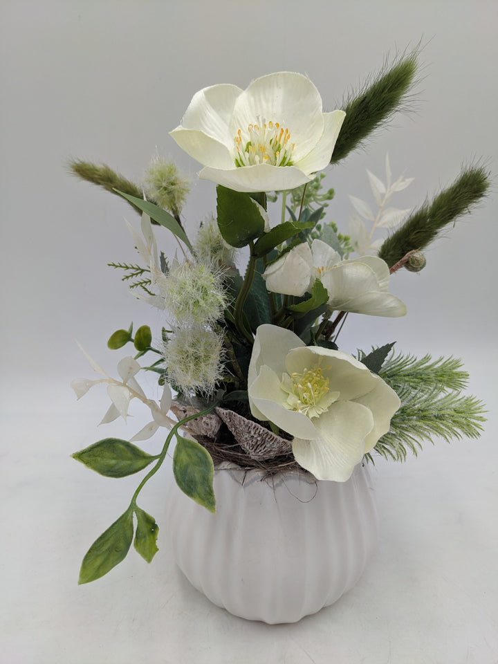 Frühlingsgesteck Christrose Gräser weiss