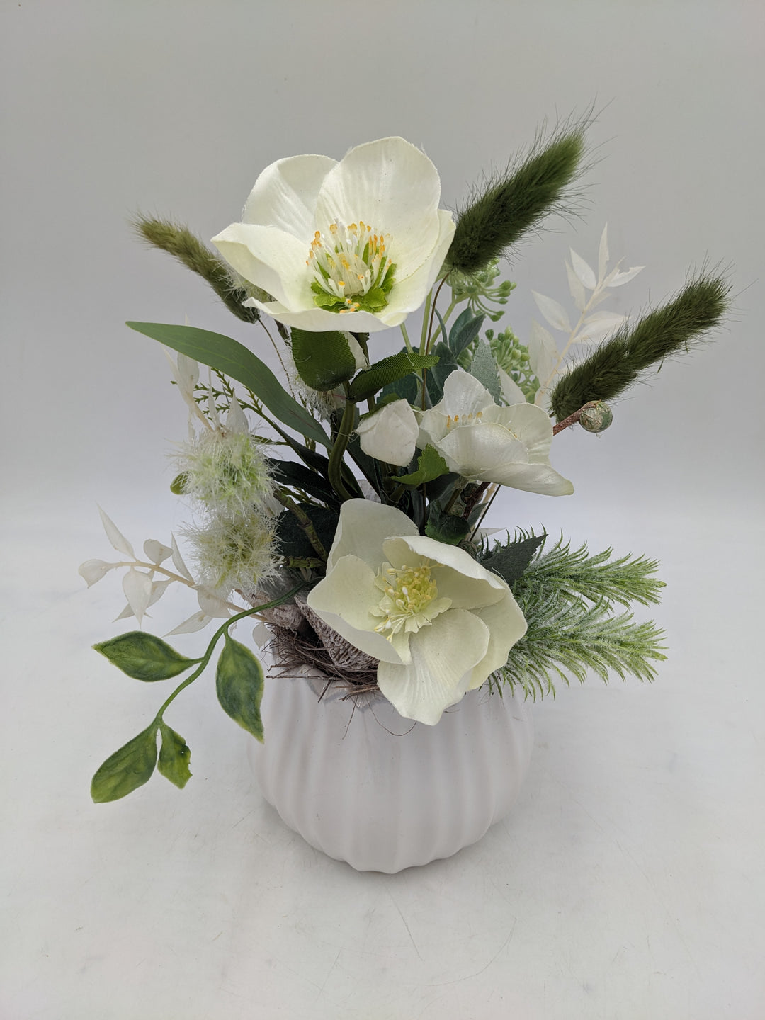 Frühlingsgesteck Christrose Gräser weiss