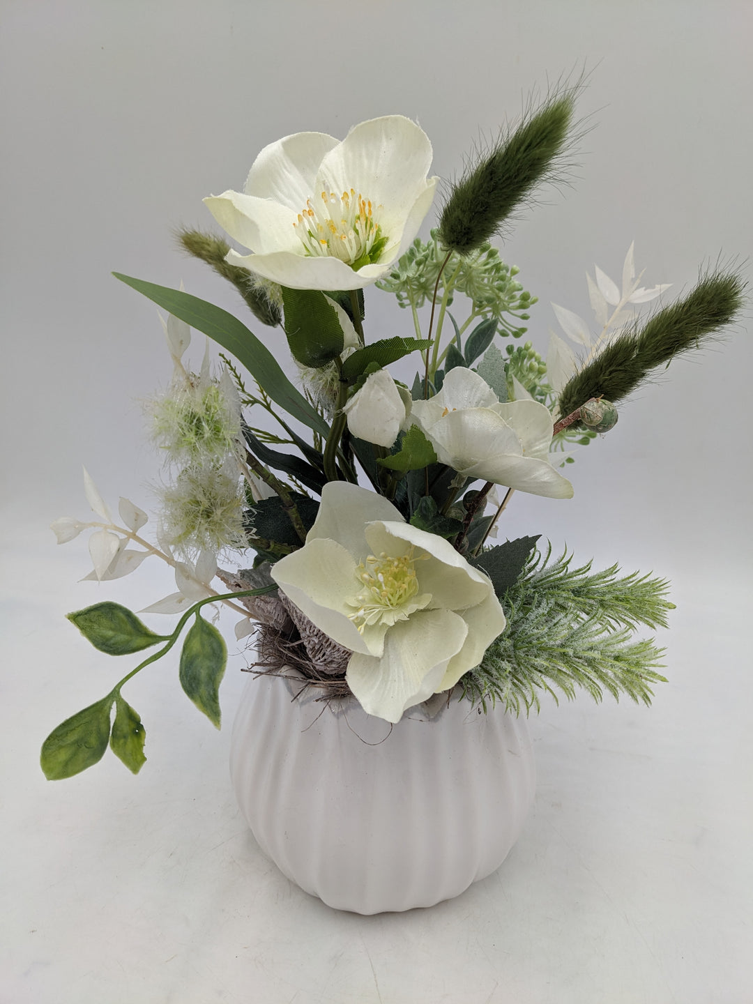 Frühlingsgesteck Christrose Gräser weiss
