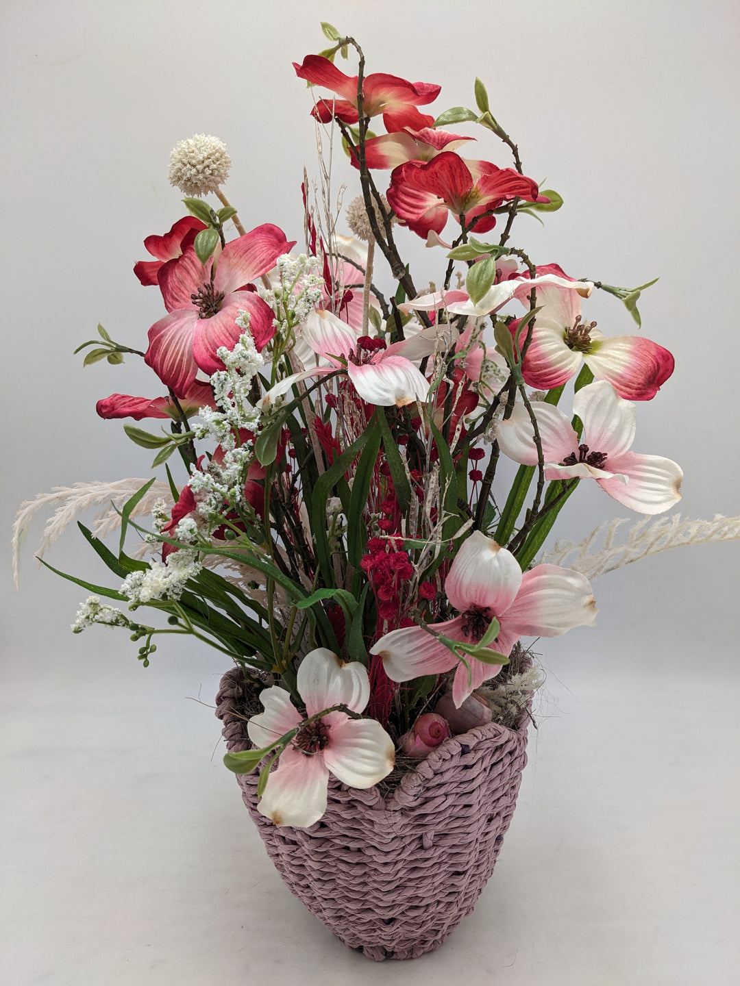 Frühlingsgesteck Hartriegel Gräser rosa weiss