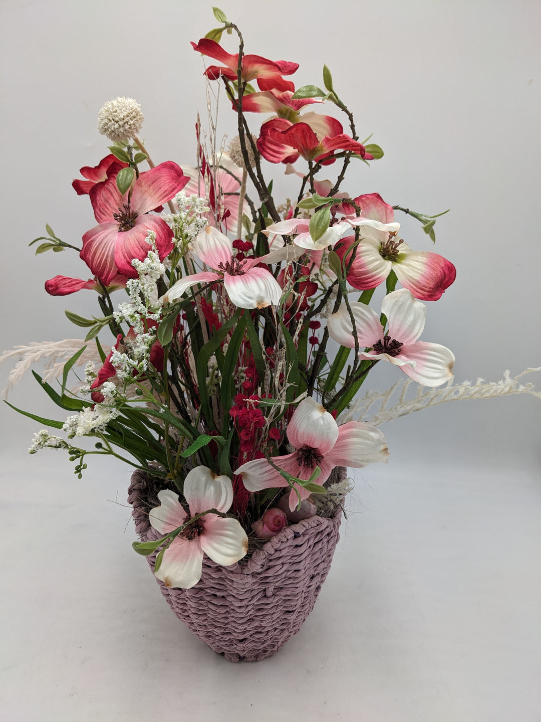 Frühlingsgesteck Hartriegel Gräser rosa weiss