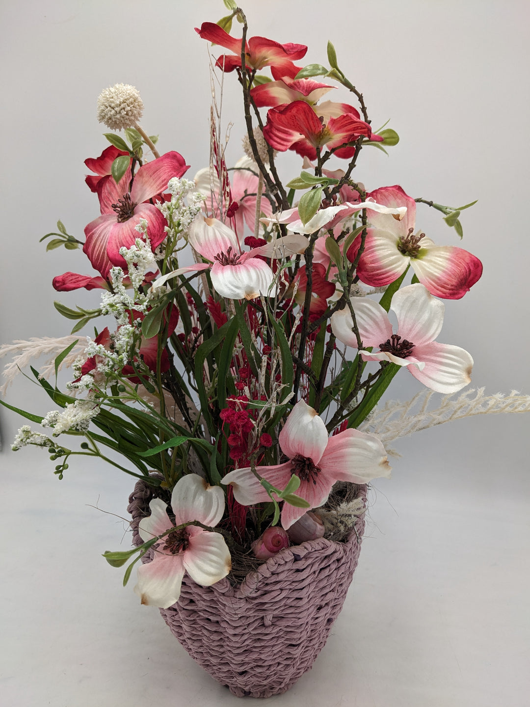 Frühlingsgesteck Hartriegel Gräser rosa weiss