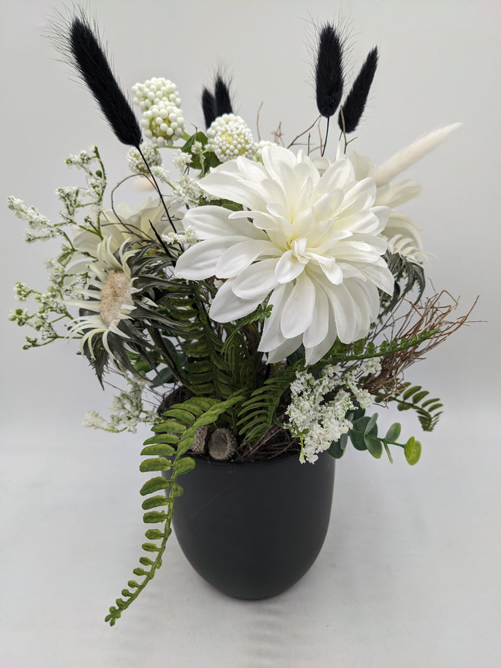 Frühlingsgesteck Dahlien Gräser schwarz weiss