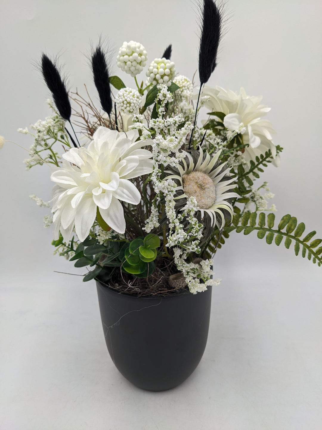 Frühlingsgesteck Dahlien Gräser schwarz weiss