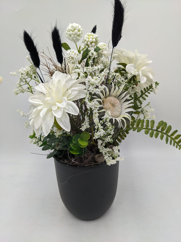 Frühlingsgesteck Dahlien Gräser schwarz weiss