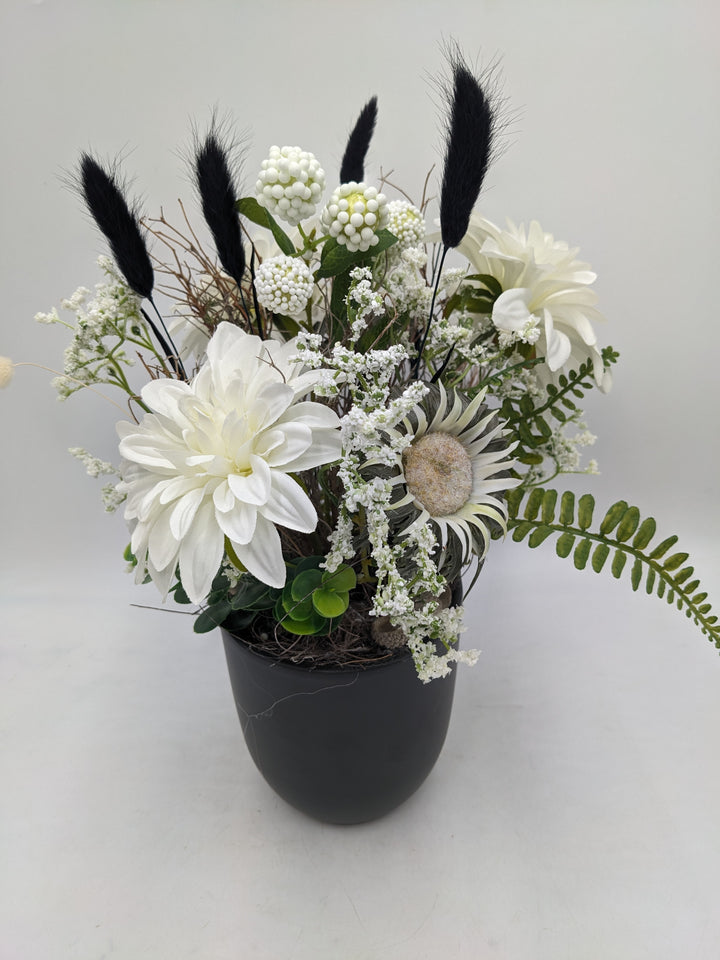 Frühlingsgesteck Dahlien Gräser schwarz weiss