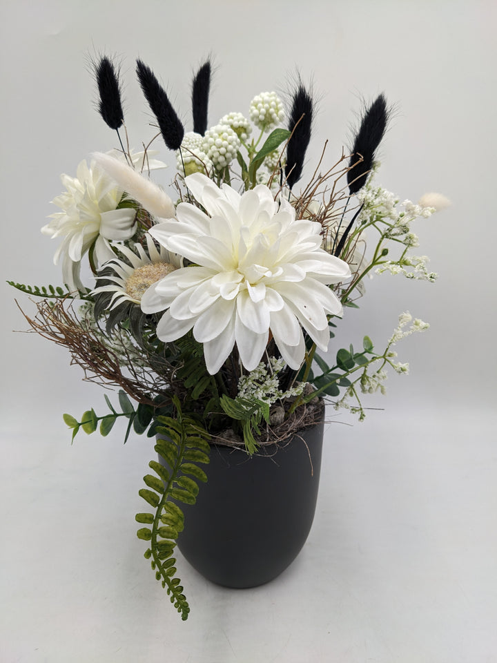 Frühlingsgesteck Dahlien Gräser schwarz weiss