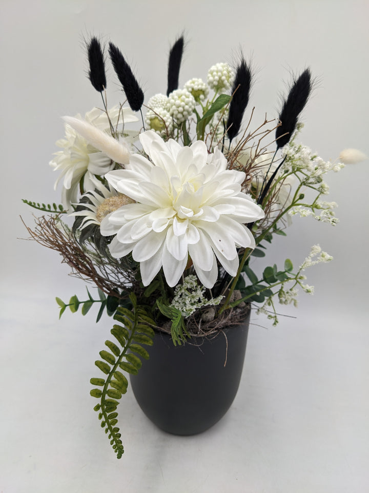 Frühlingsgesteck Dahlien Gräser schwarz weiss