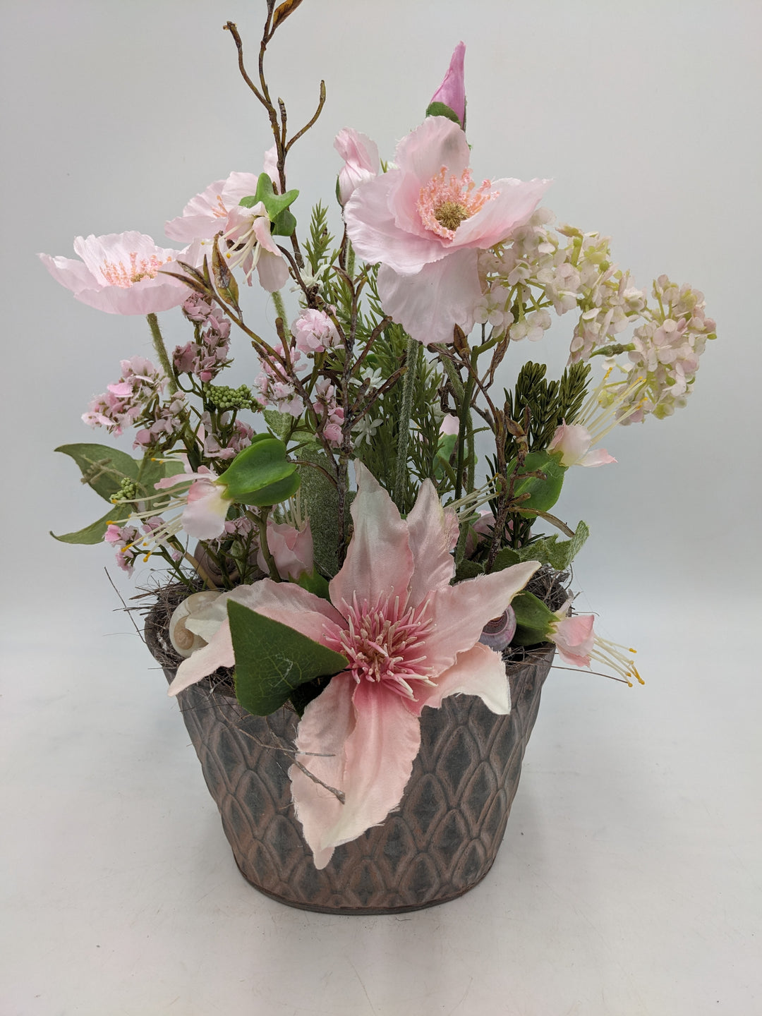Frühlingsgesteck Clematis Schnecke weiss rosa
