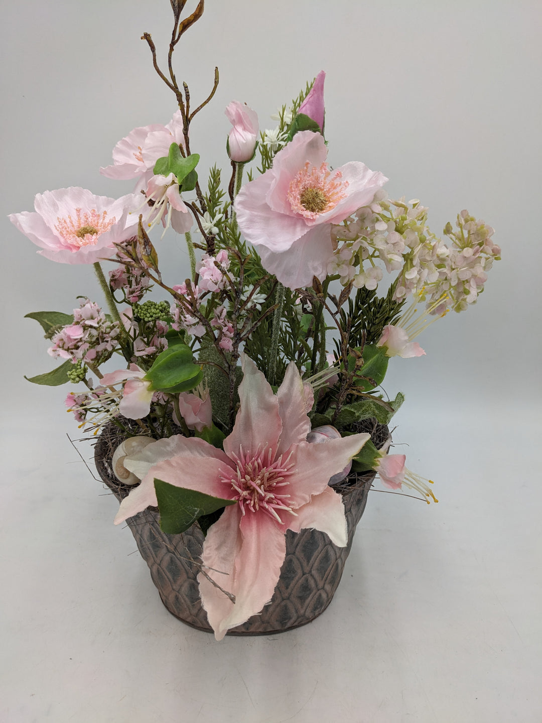 Frühlingsgesteck Clematis Schnecke weiss rosa