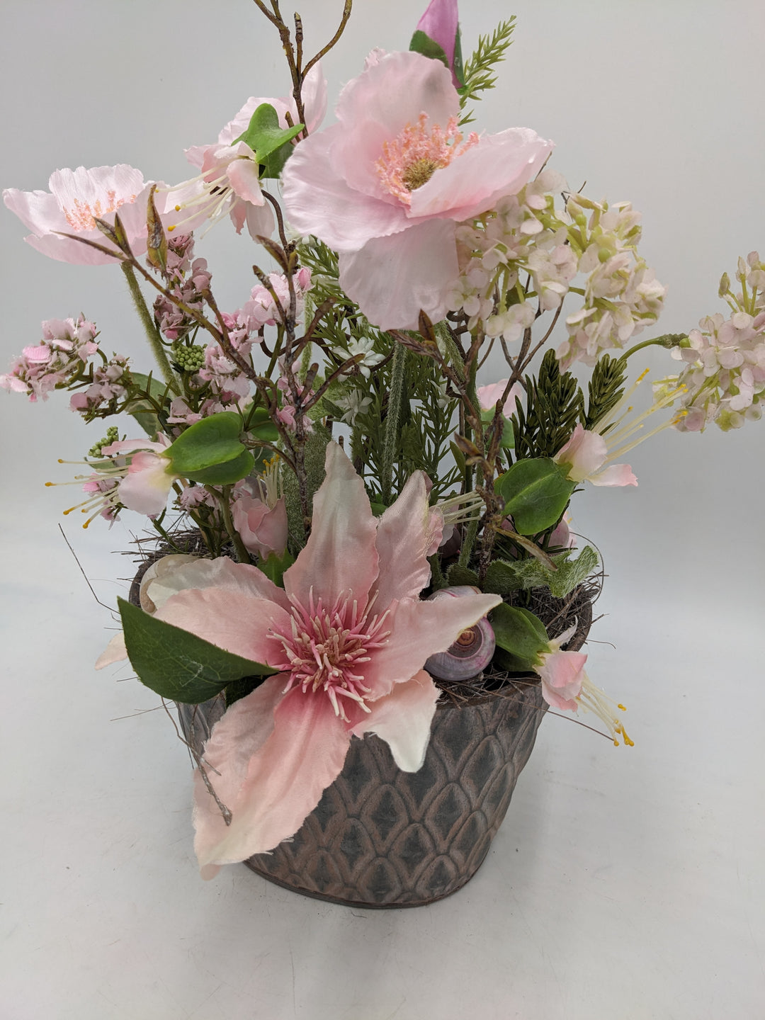 Frühlingsgesteck Clematis Schnecke weiss rosa