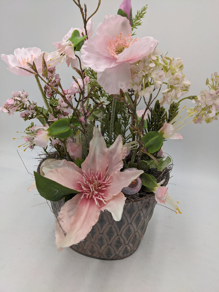 Frühlingsgesteck Clematis Schnecke weiss rosa