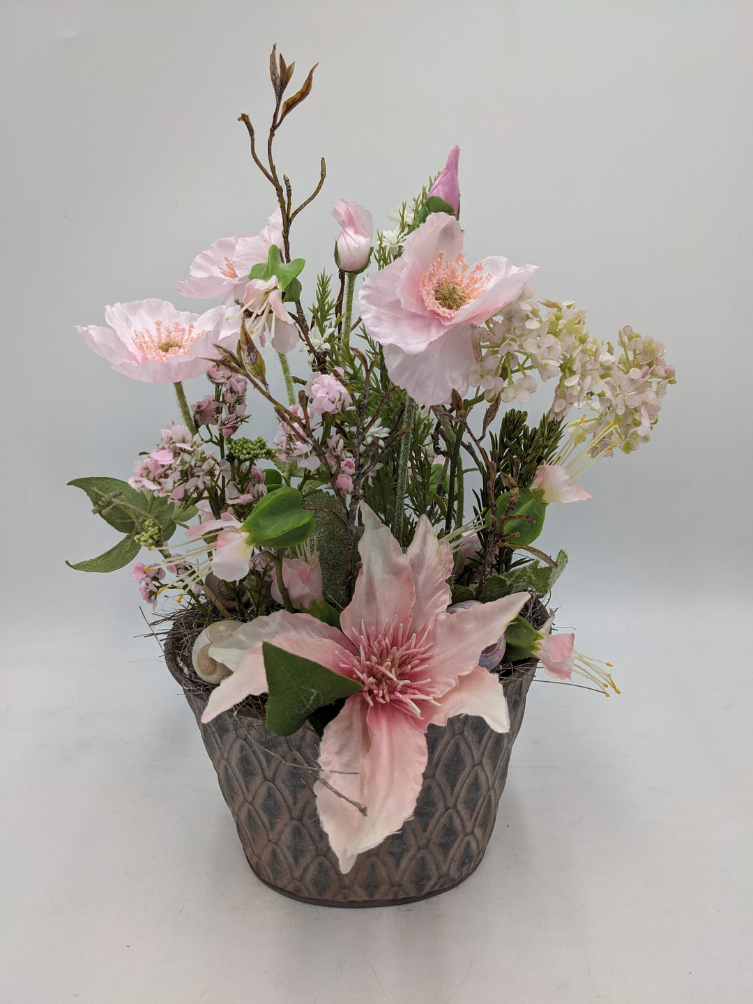 Frühlingsgesteck Clematis Schnecke weiss rosa