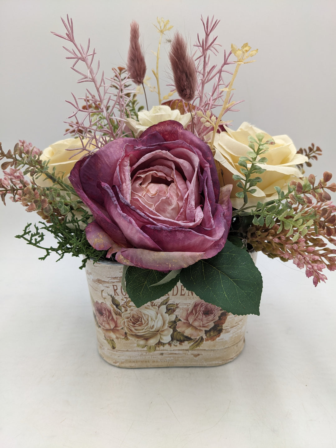 Sommergesteck Rosen Gräser creme rosa