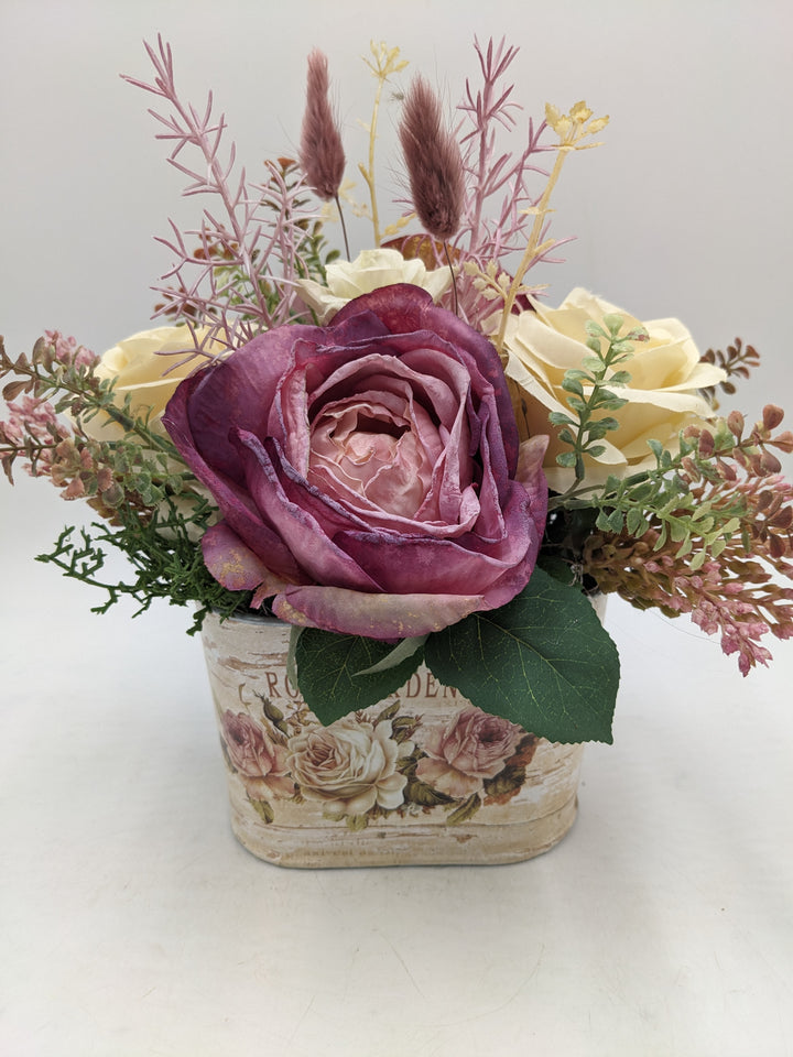 Sommergesteck Rosen Gräser creme rosa