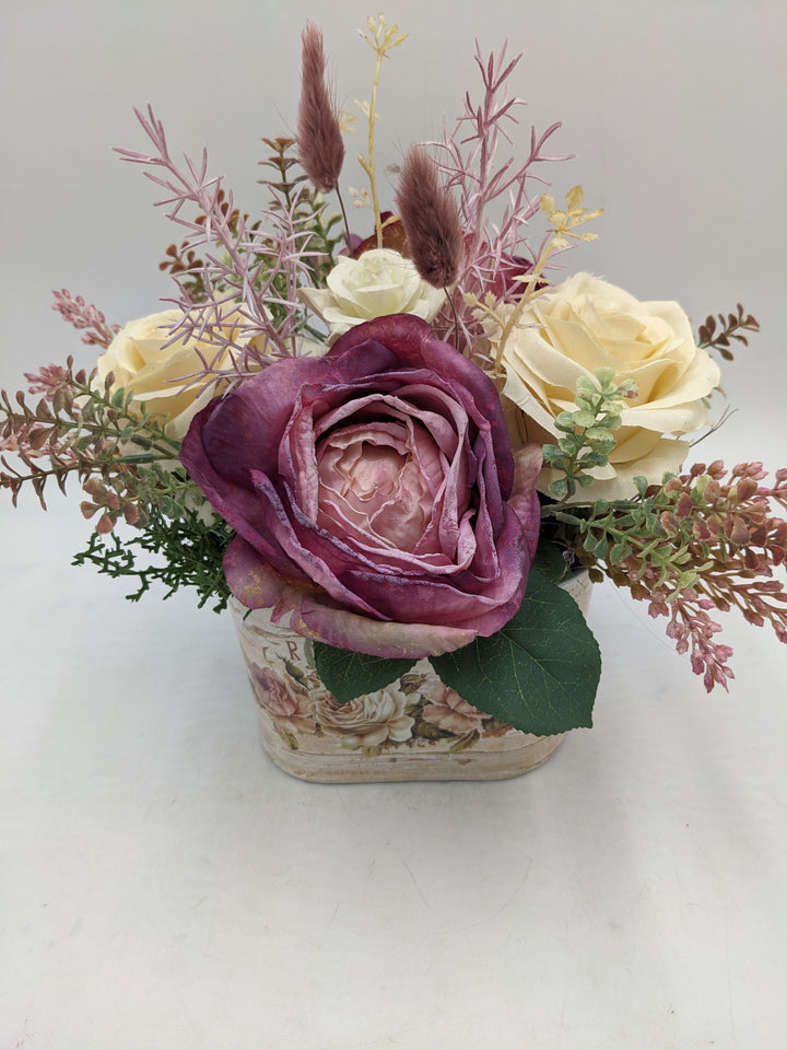 Sommergesteck Rosen Gräser creme rosa