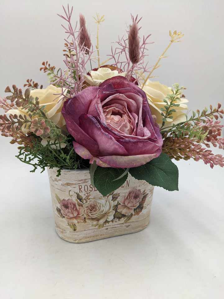 Sommergesteck Rosen Gräser creme rosa
