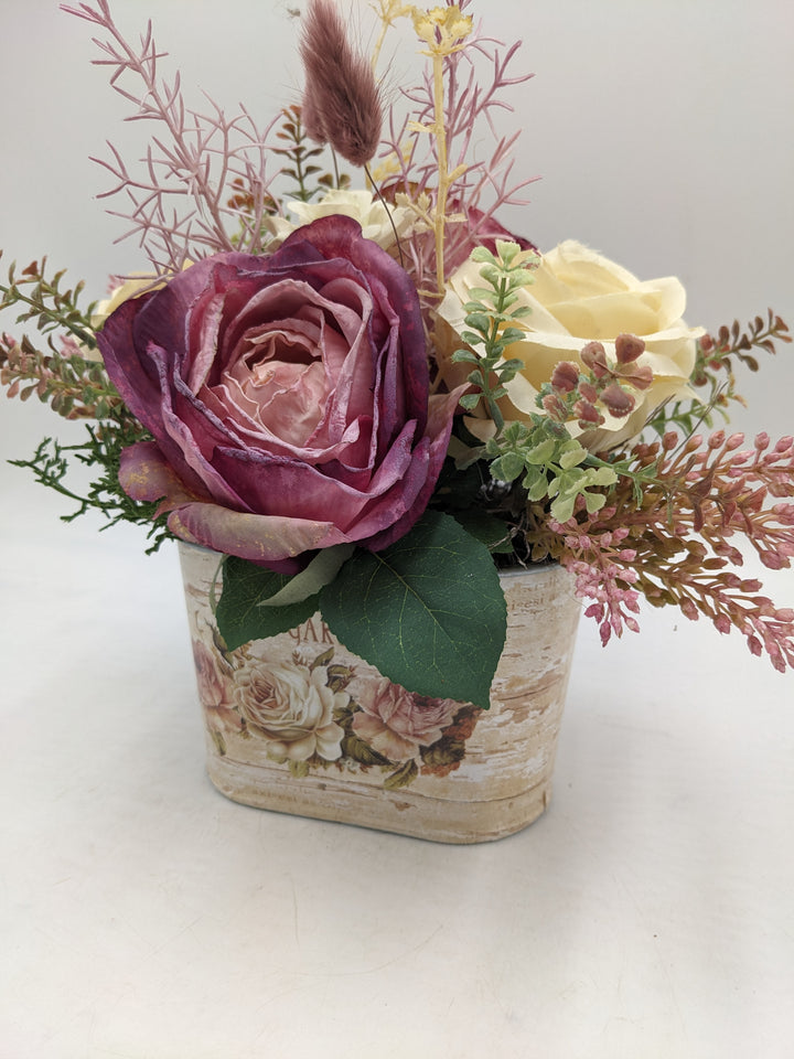 Sommergesteck Rosen Gräser creme rosa