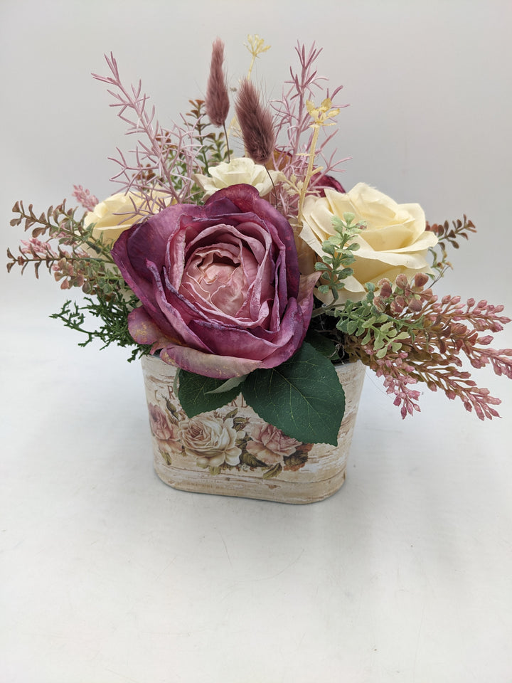Sommergesteck Rosen Gräser creme rosa