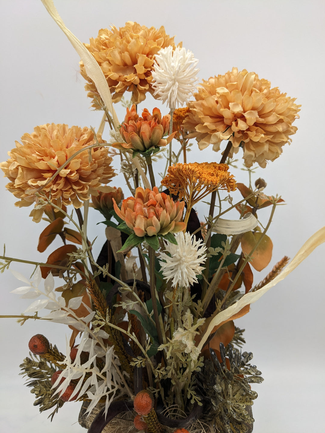 Sommergesteck Chrysanthemen Gräser apricote