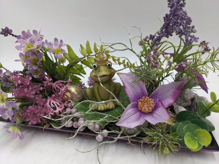 Frühlingsgesteck Frosch Clematis Schnecke lila