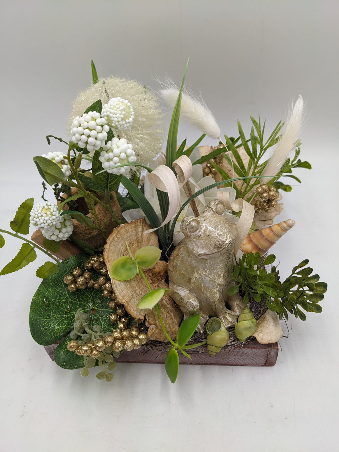 Sommergesteck Frosch Gräser weiss gold